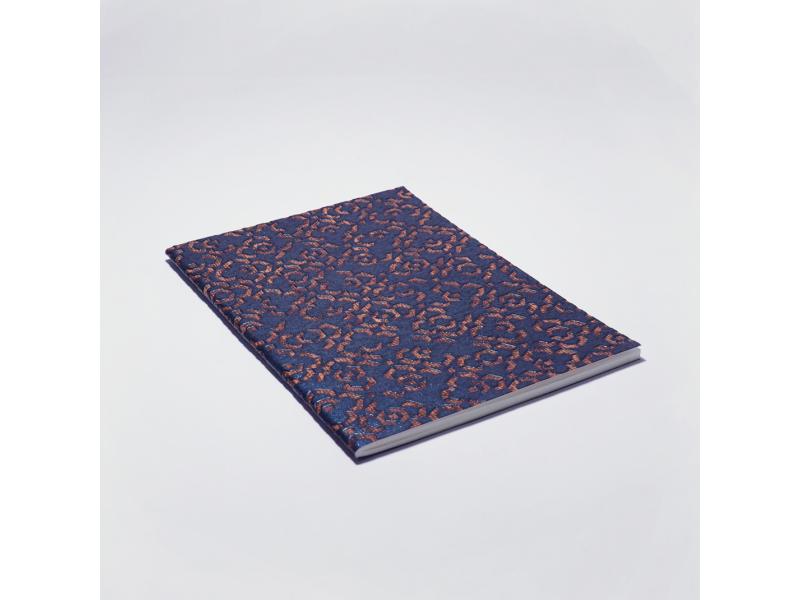 Edles Notizheft vom Atelier 1818: Handgearbeitetes A5 Heft und besondere Materialhaptik für ein einzigartiges Schreibgefühl. Design Marrakesch Blue