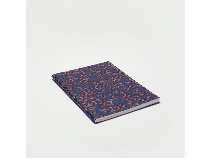 Edles Notizheft vom Atelier 1818: Handgearbeitetes A6 Heft und besondere Materialhaptik für ein einzigartiges Schreibgefühl. Design Marrakesch Blue