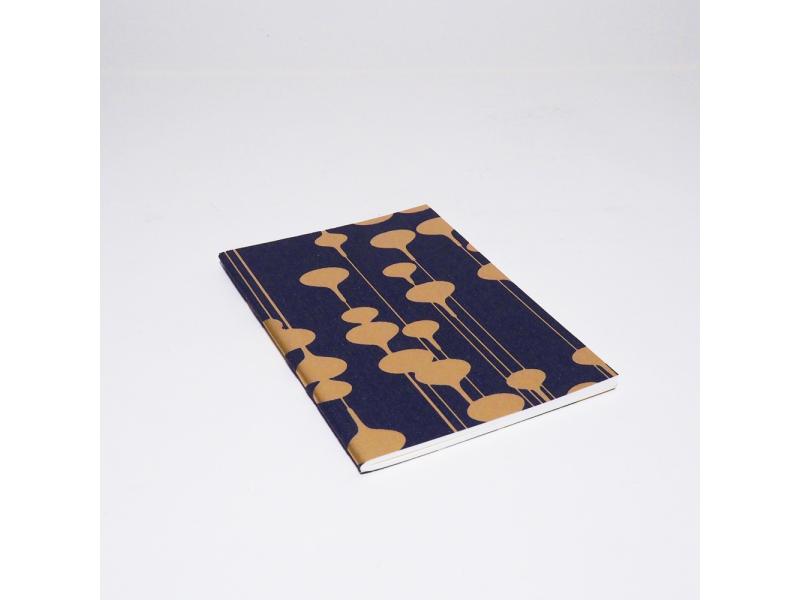 Edles Notizheft vom Atelier 1818: Handgearbeitetes A5 Heft und besondere Materialhaptik für ein einzigartiges Schreibgefühl. Design New Life Blue