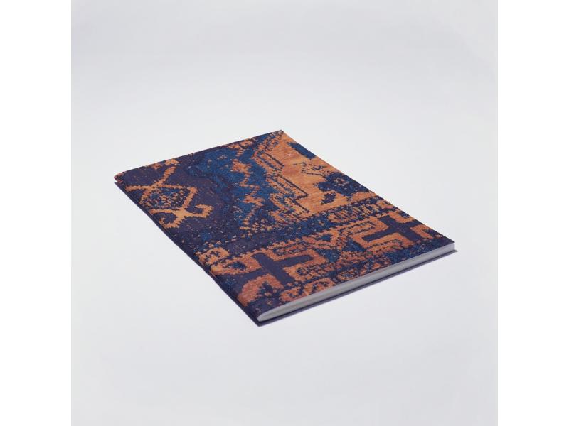 Edles Notizheft vom Atelier 1818: Handgearbeitetes A5 Heft und besondere Materialhaptik für ein einzigartiges Schreibgefühl. Design Oriental Story Blue