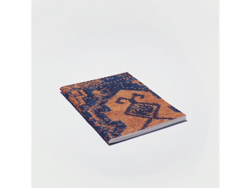Edles Notizheft vom Atelier 1818: Handgearbeitetes A6 Heft und besondere Materialhaptik für ein einzigartiges Schreibgefühl. Design Oriental Story Blue