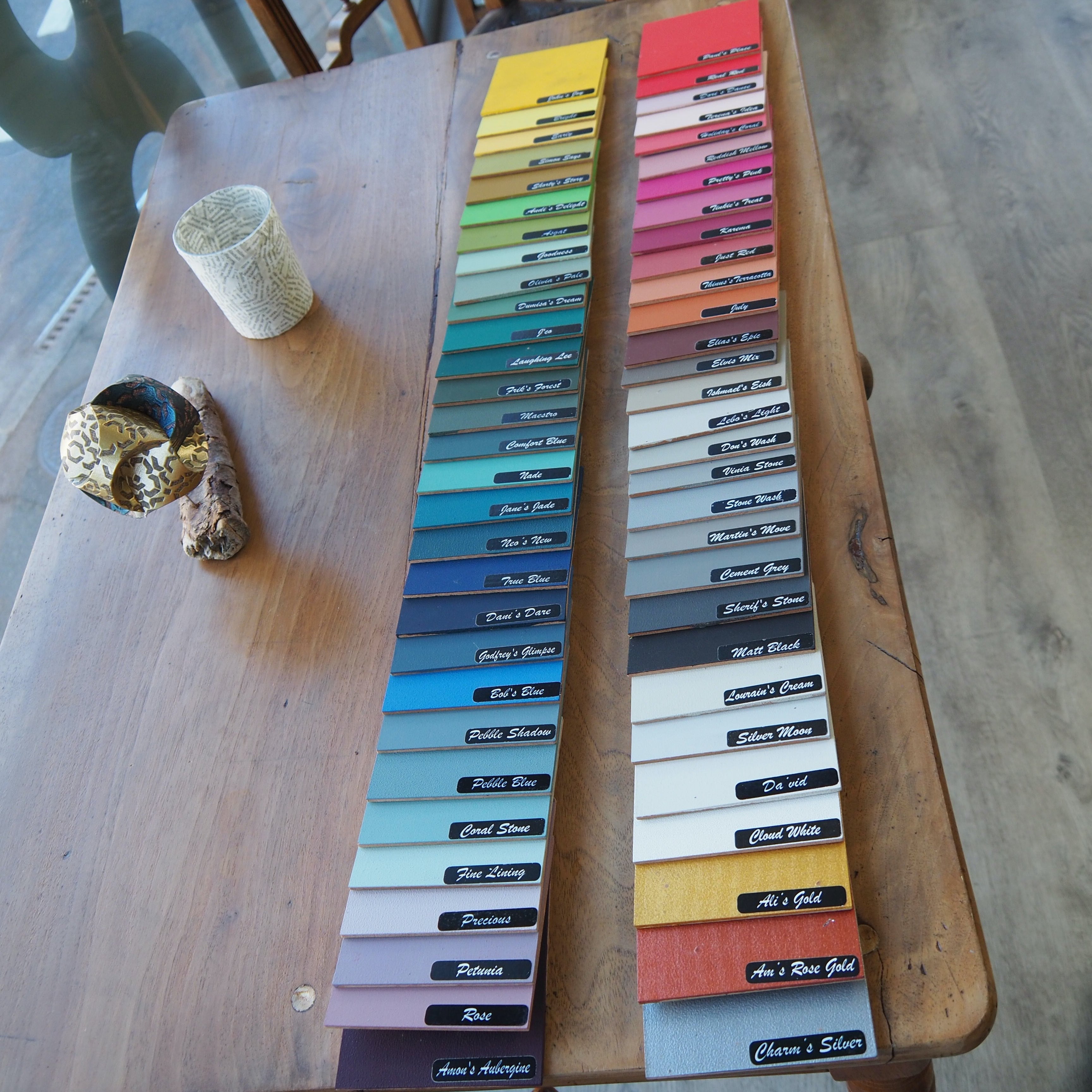Alle Farbmuster der Tjhoko Paint Farben die wir im Atelier 1818 verkaufen