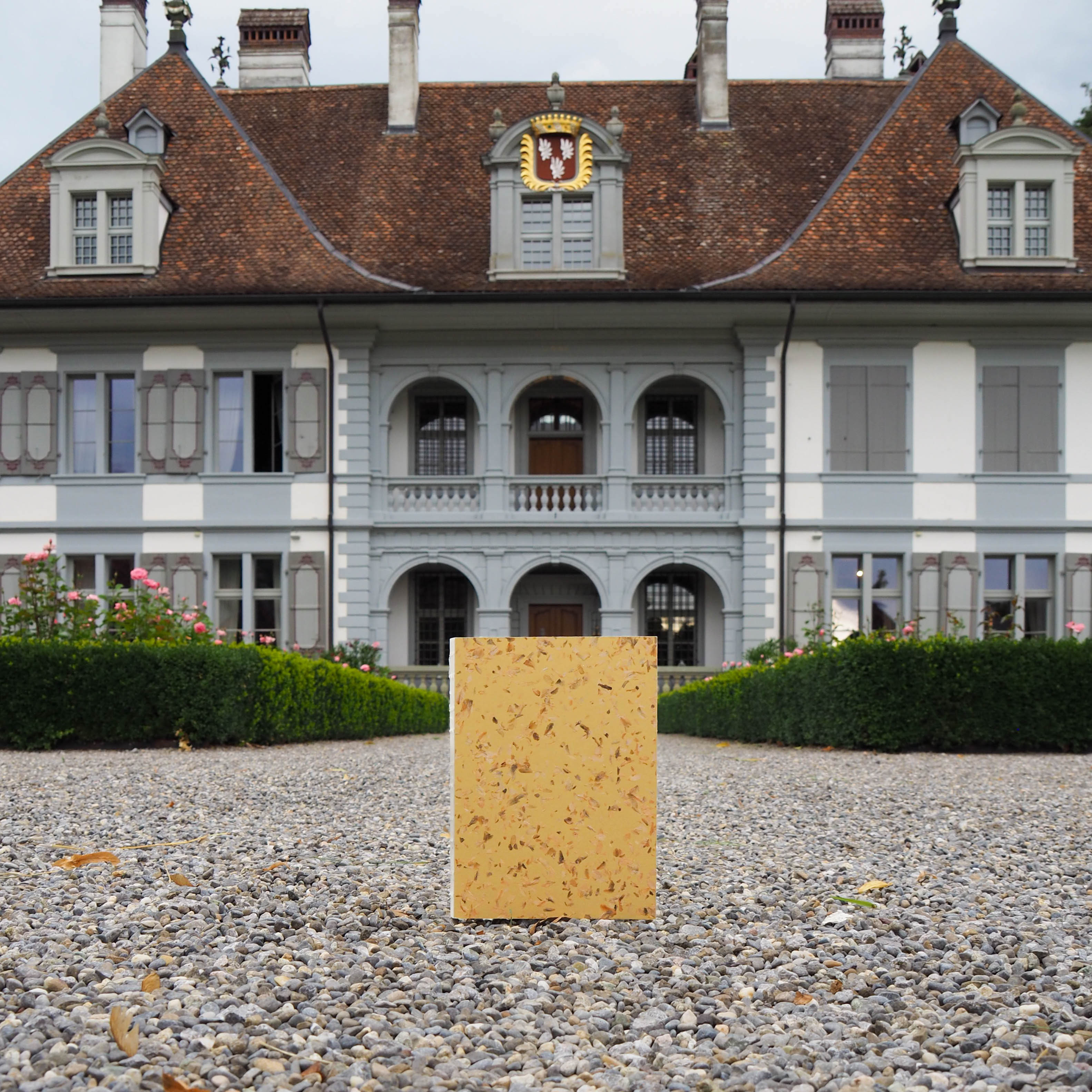 Handgebundenes Notizbuch vor dem Schloss Oberdiessbach, mit Organoid Material Hopfen