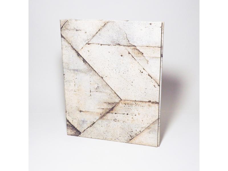 Hochwertiger A4 Ringordner vom Atelier 1818 zur stilvollen Aufbewahrung besonderer Dokumente, handgefertigt aus edlem Materialien, Design Beton