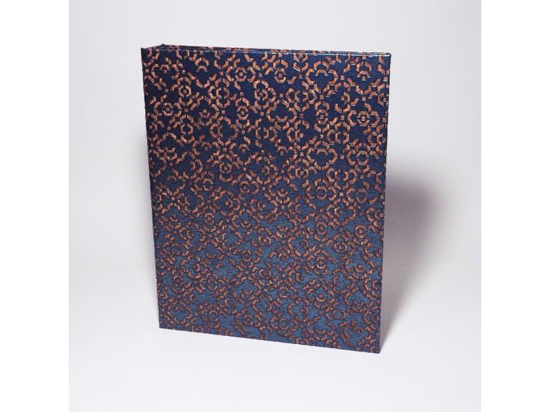 Hochwertiger A4 Ringordner vom Atelier 1818 zur stilvollen Aufbewahrung besonderer Dokumente, handgefertigt aus edlem Materialien, Design Marrakesch Blue