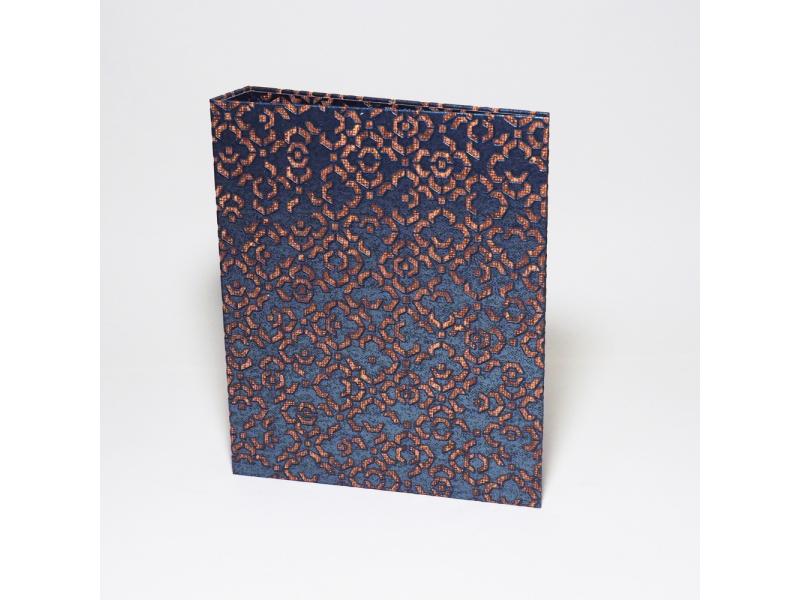 Hochwertiger A5 Ringordner vom Atelier 1818 zur stilvollen Aufbewahrung besonderer Dokumente, handgefertigt aus edlem Materialien, Design Marrakesch Blue