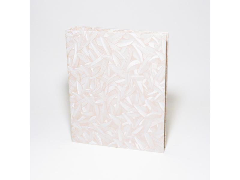 Hochwertiger A5 Ringordner vom Atelier 1818 zur stilvollen Aufbewahrung besonderer Dokumente, handgefertigt aus edlem Materialien, Design Glööckler Floral Creme