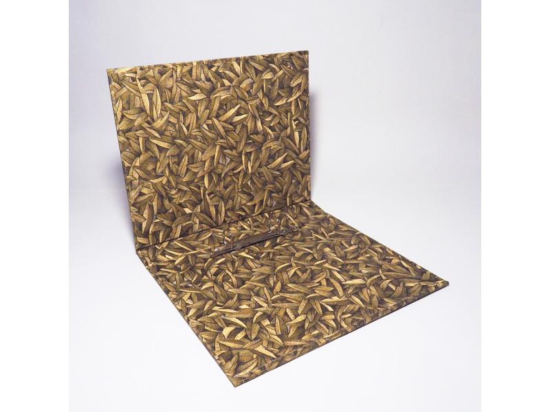 Hochwertiger A4 Ringordner vom Atelier 1818 zur stilvollen Aufbewahrung besonderer Dokumente, handgefertigt aus edlem Materialien, Design Glööckler Floral Gold