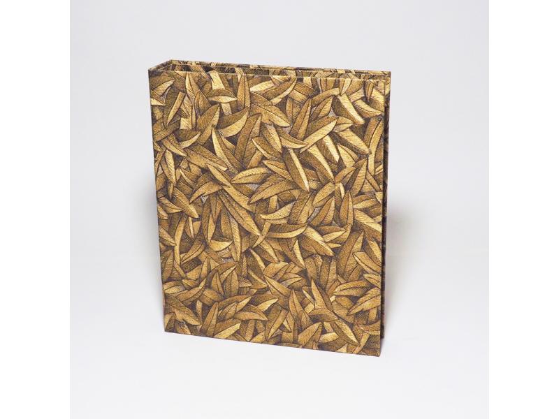 Hochwertiger A5 Ringordner vom Atelier 1818 zur stilvollen Aufbewahrung besonderer Dokumente, handgefertigt aus edlem Materialien, Design Glööckler Floral Gold