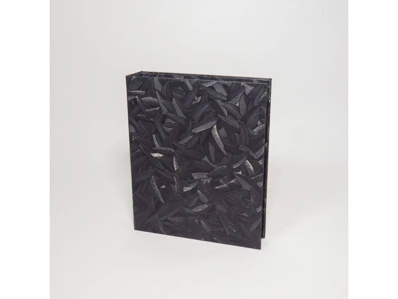 Hochwertiger A5 Ringordner vom Atelier 1818 zur stilvollen Aufbewahrung besonderer Dokumente, handgefertigt aus edlem Materialien, Design Glööckler Floral Black