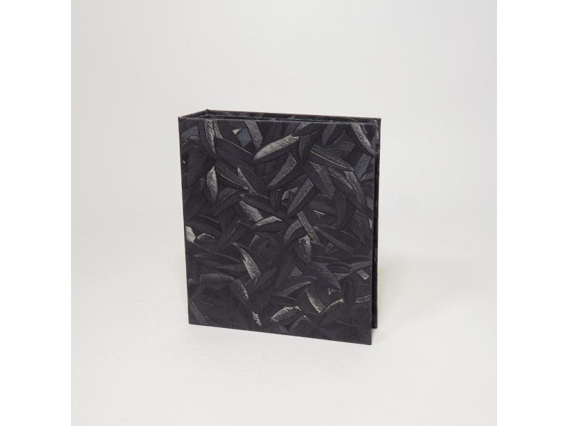 Hochwertiger A6 Ringordner vom Atelier 1818 zur stilvollen Aufbewahrung besonderer Dokumente, handgefertigt aus edlem Materialien, Design Glööckler Floral Black