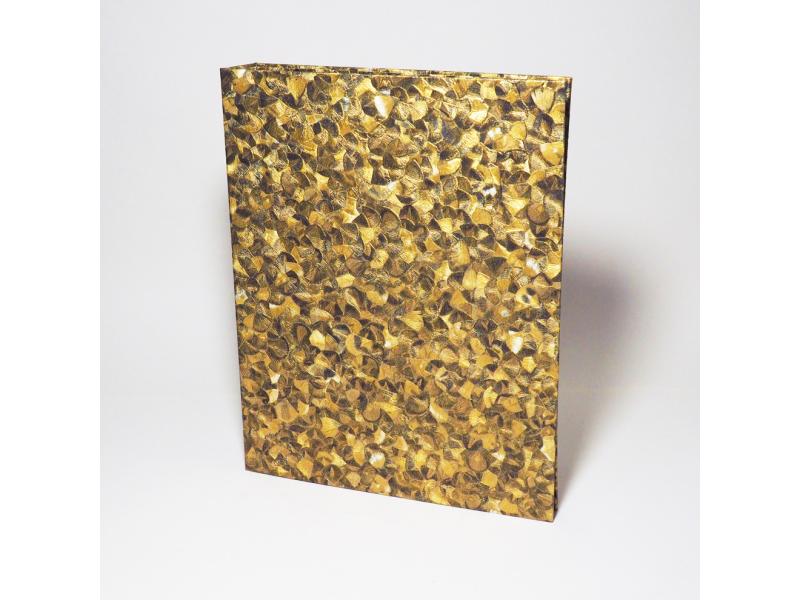 Hochwertiger A4 Ringordner vom Atelier 1818 zur stilvollen Aufbewahrung besonderer Dokumente, handgefertigt aus edlem Materialien, Design Glööckler Plume Gold
