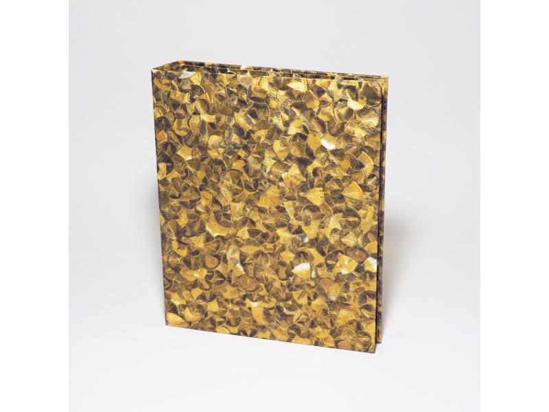Hochwertiger A5 Ringordner vom Atelier 1818 zur stilvollen Aufbewahrung besonderer Dokumente, handgefertigt aus edlem Materialien, Design Glööckler Plume Gold