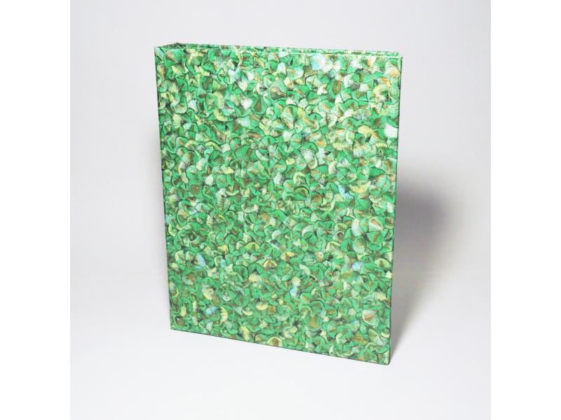 Hochwertiger A4 Ringordner vom Atelier 1818 zur stilvollen Aufbewahrung besonderer Dokumente, handgefertigt aus edlem Materialien, Design Glööckler Plume Green