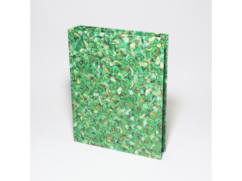 Hochwertiger A5 Ringordner vom Atelier 1818 zur stilvollen Aufbewahrung besonderer Dokumente, handgefertigt aus edlem Materialien, Design Glööckler Plume Green