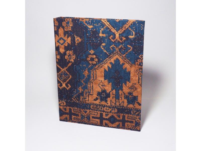 Hochwertiger A4 Ringordner vom Atelier 1818 zur stilvollen Aufbewahrung besonderer Dokumente, handgefertigt aus edlem Materialien, Design Oriental Story Blue