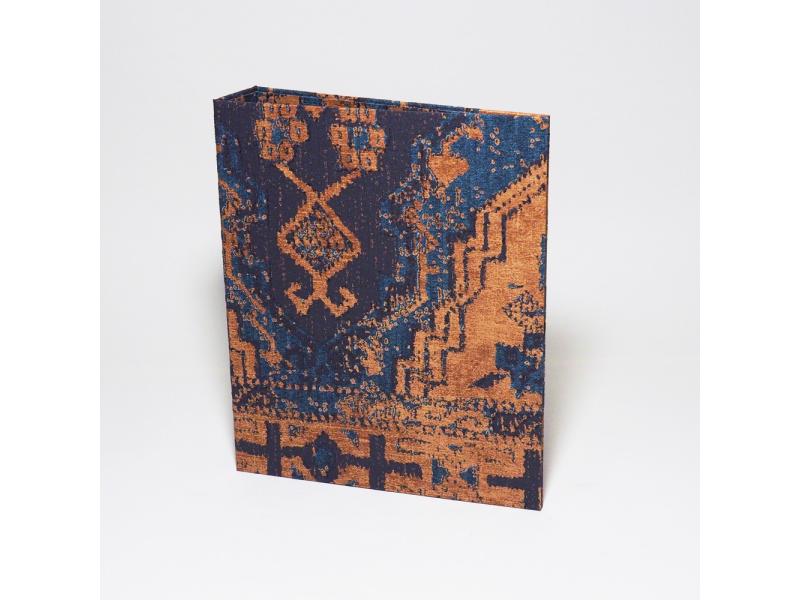 Hochwertiger A5 Ringordner vom Atelier 1818 zur stilvollen Aufbewahrung besonderer Dokumente, handgefertigt aus edlem Materialien, Design Oriental Story Blue
