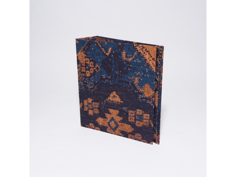 Hochwertiger A6 Ringordner vom Atelier 1818 zur stilvollen Aufbewahrung besonderer Dokumente, handgefertigt aus edlem Materialien, Design Oriental Story Blue