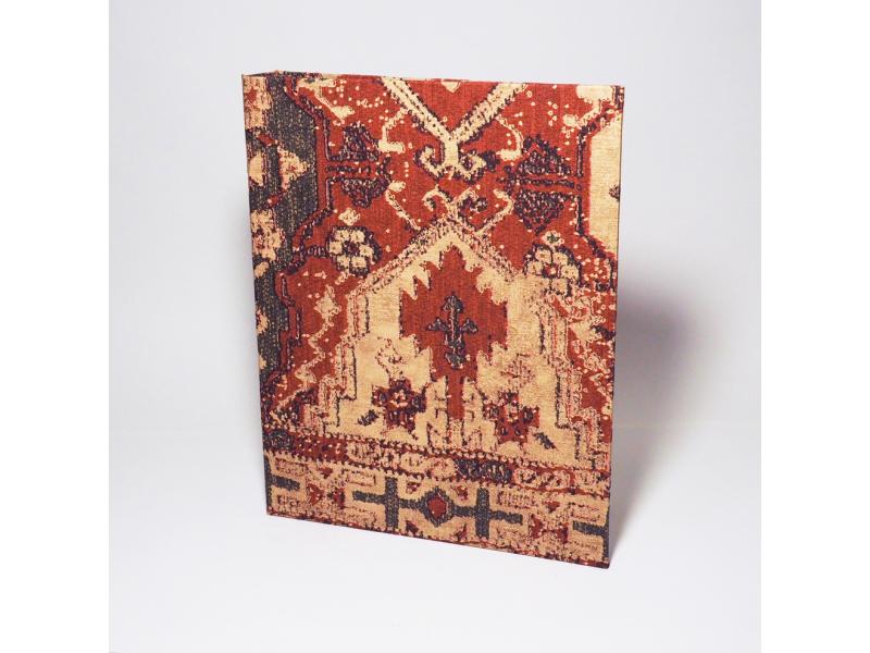 Hochwertiger A4 Ringordner vom Atelier 1818 zur stilvollen Aufbewahrung besonderer Dokumente, handgefertigt aus edlem Materialien, Design Oriental Story red