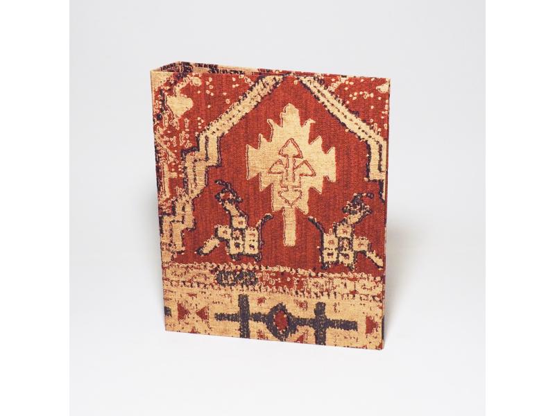Hochwertiger A5 Ringordner vom Atelier 1818 zur stilvollen Aufbewahrung besonderer Dokumente, handgefertigt aus edlem Materialien, Design Oriental Story red