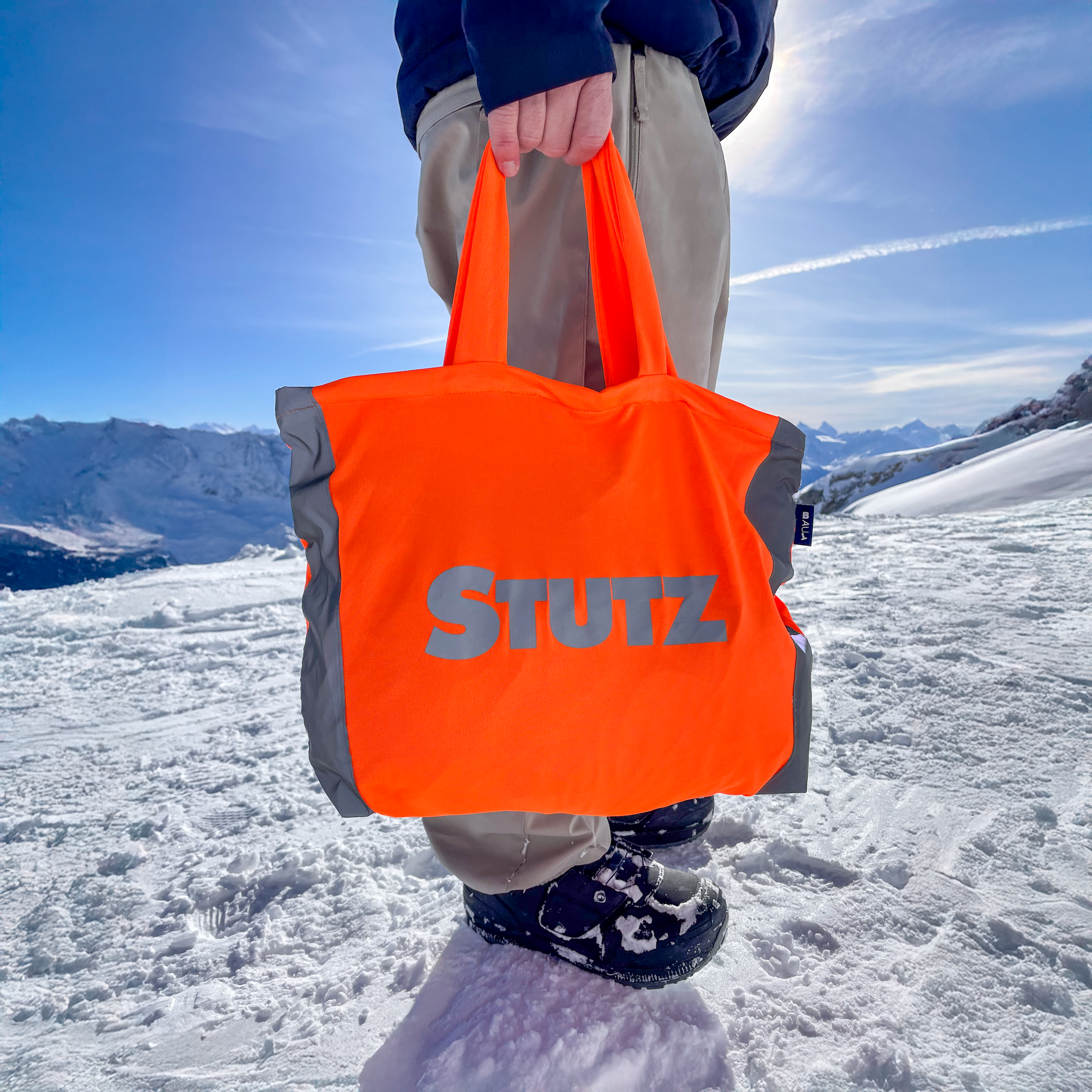 BAUT STUDIO Stutz Tasche aus Warnwesten Upcycling im Schnee,  Miningmap Bern