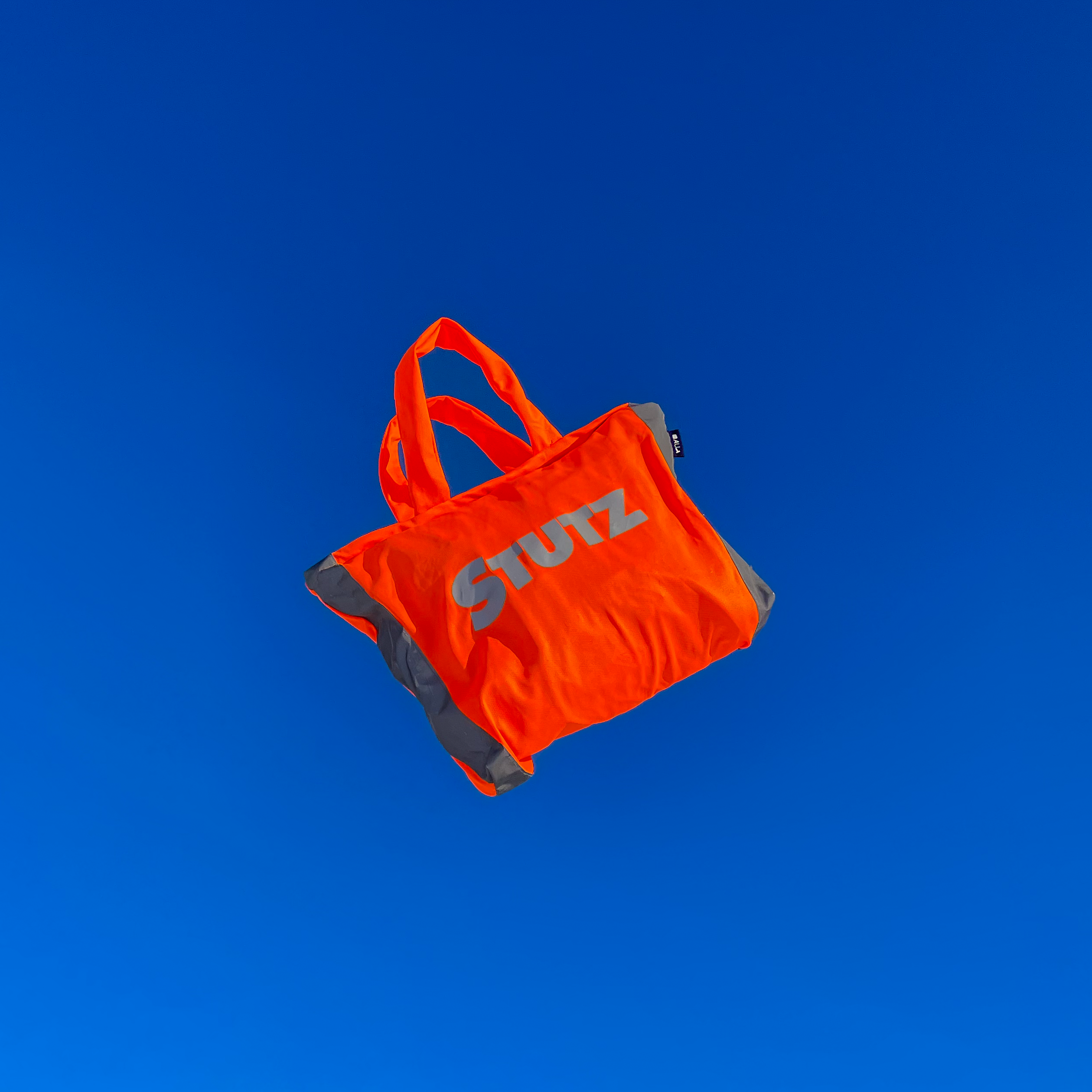 BAUT STUDIO Stutz Tasche aus Warnwesten Upcycling in der Luft,  Miningmap Bern