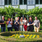 Team Event Buchbinden, draussen im Park vom Buumehus Oberdiessbach Gruppenfoto