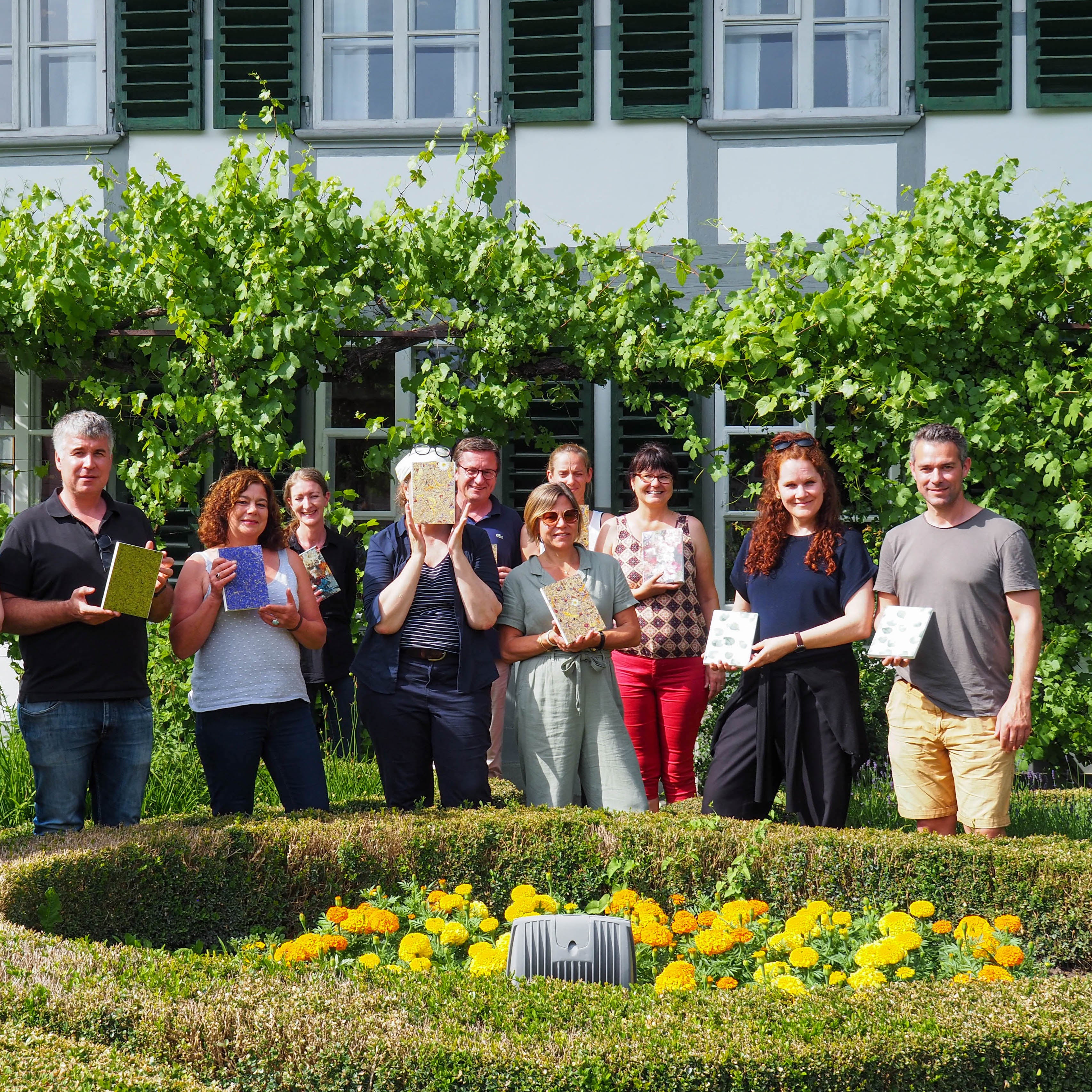 Team Event Buchbinden, draussen im Park vom Buumehus Oberdiessbach Gruppenfoto