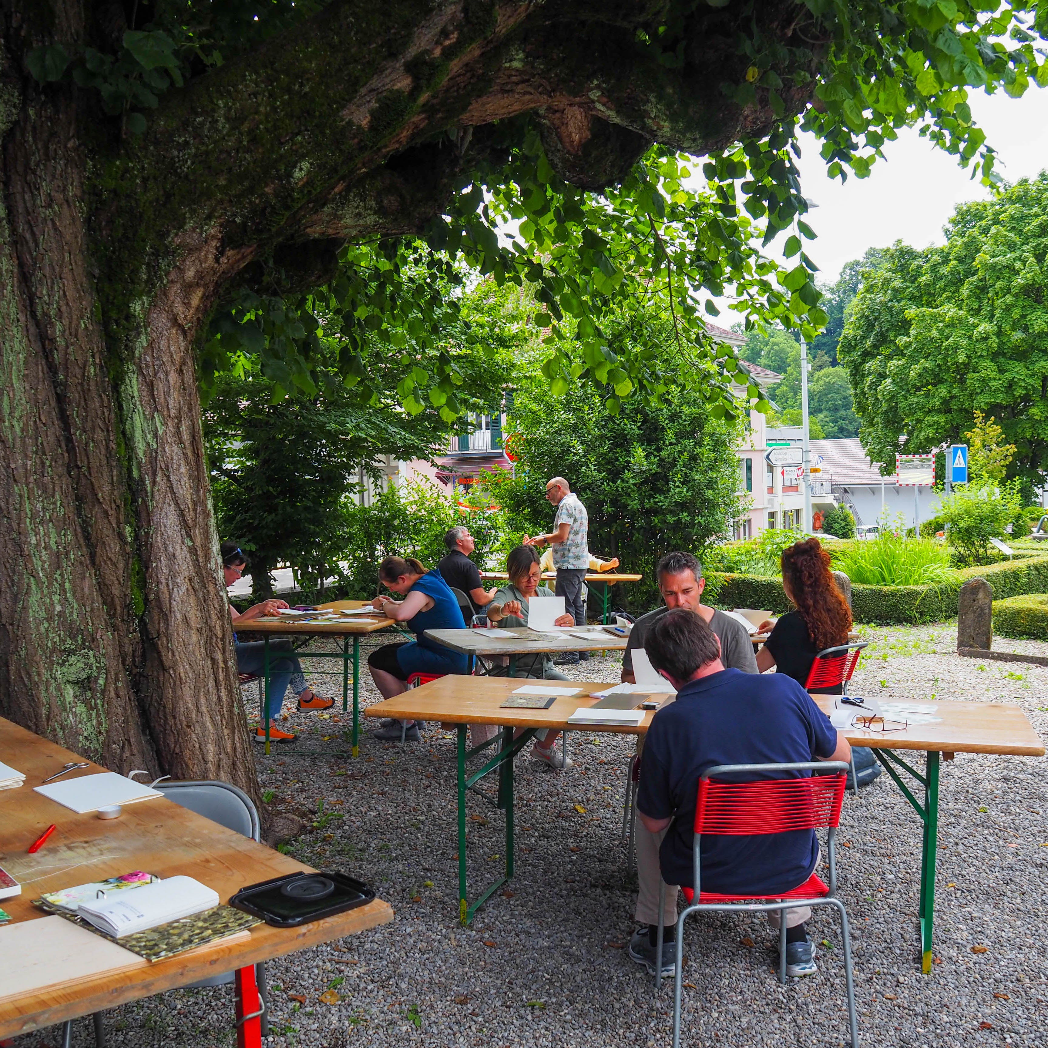 Team Event Buchbinden, draussen im Park vom Buumehus Oberdiessbach